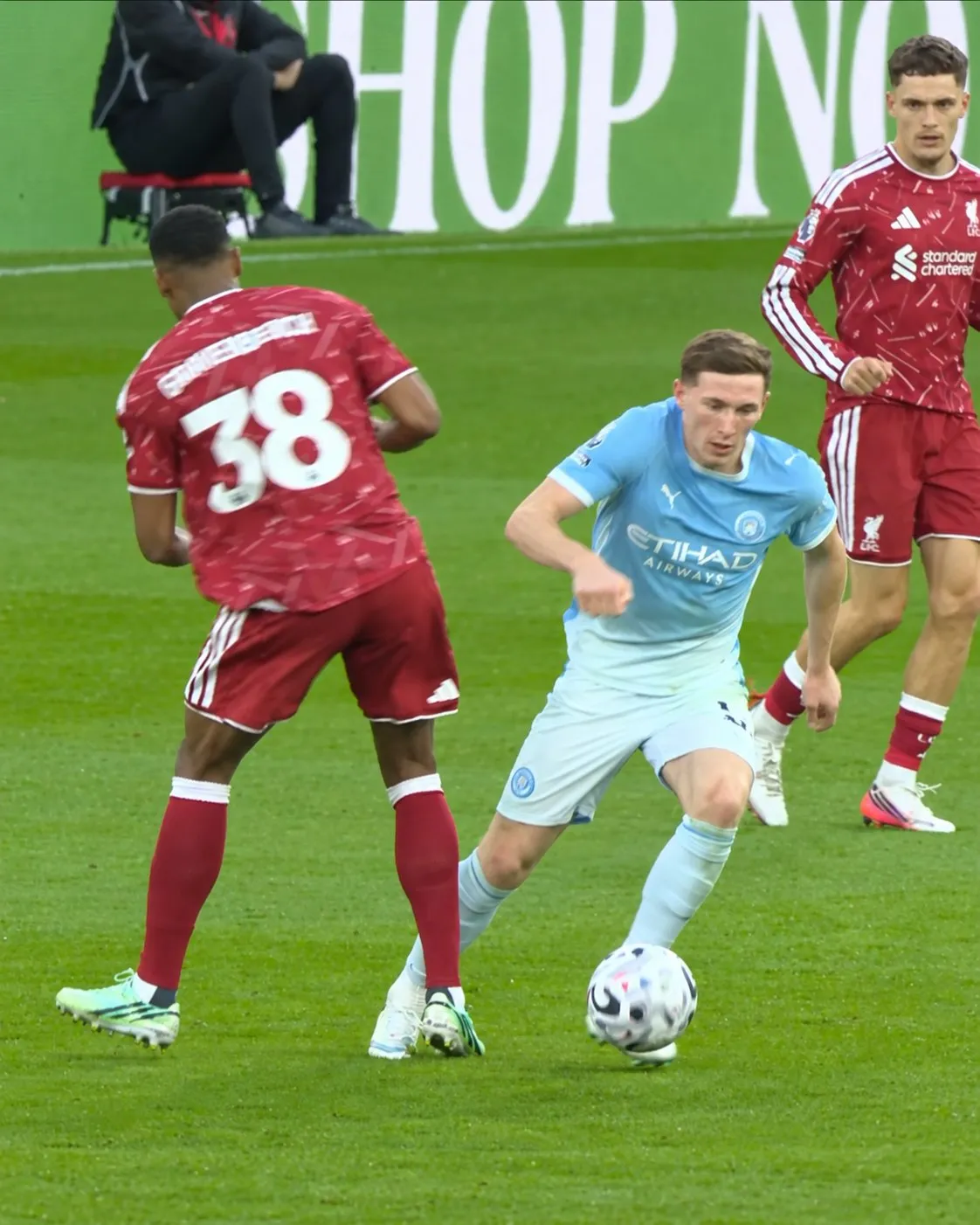Micah Richards, Daniel Sturridge dhe Roy Keane për kartonin e verdhë të parë të Ryan Gravenberch