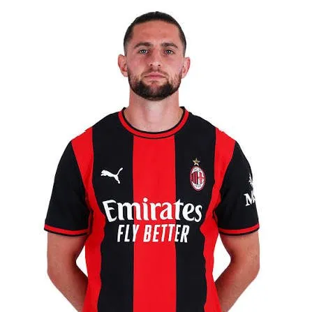 RABIOT, MILANI KALON NGA KËMBËT E TIJ!