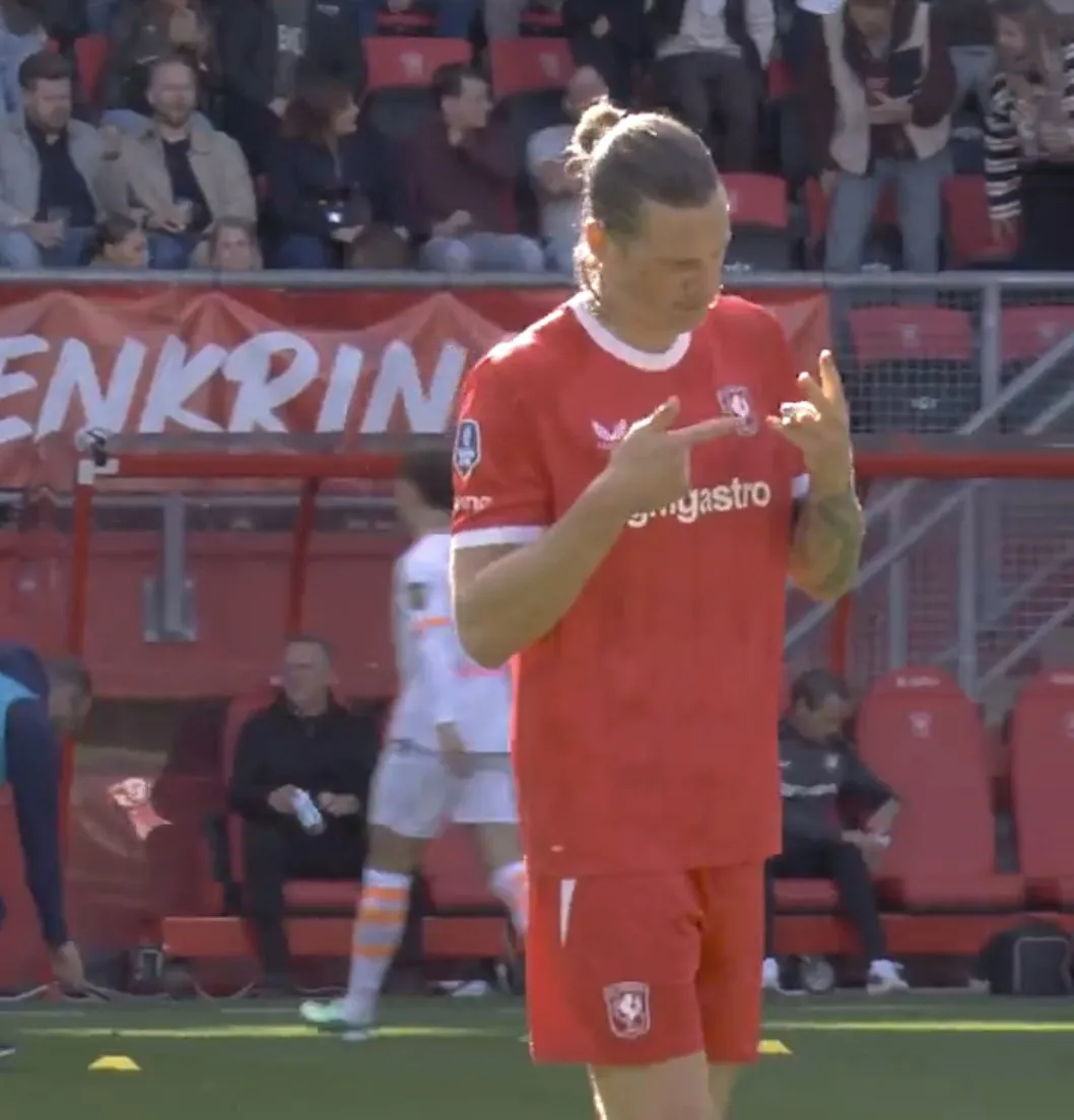 Wout Weghorst u bë viral për ritualin e tij të çuditshëm para ndeshjes me FC Twente kundër PSV